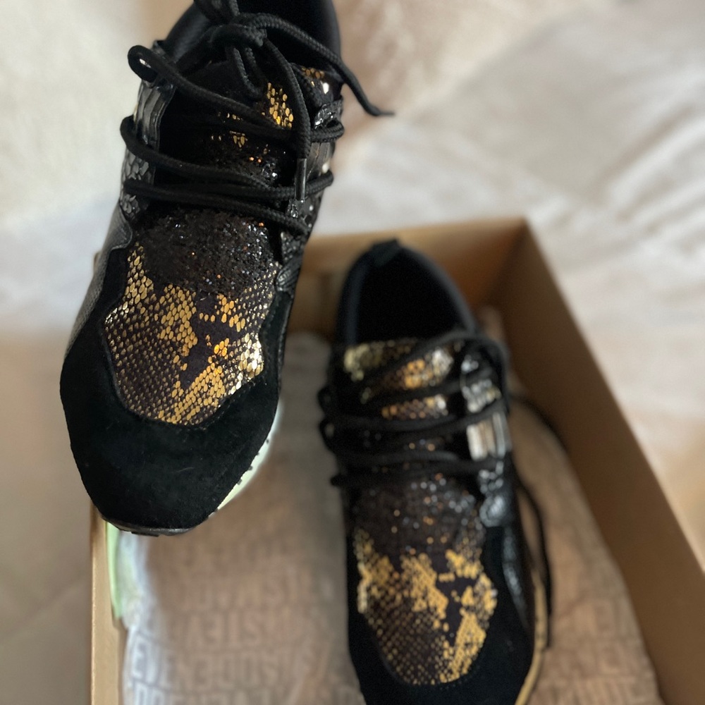 Steve Madden Cliff Sneakers
With Box, no flaws, black and gold, I use them once.